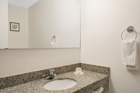 Days Inn By Wyndham Clearfield - Bridge Guide 3