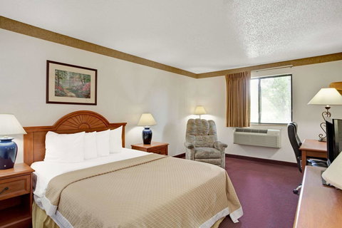 Days Inn By Wyndham Clearfield - Bridge Guide 6