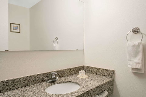 Days Inn By Wyndham Clearfield - Bridge Guide 14