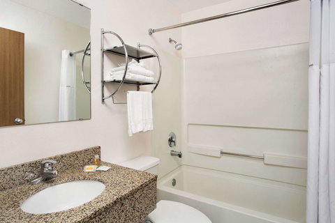 Days Inn By Wyndham Clearfield - Bridge Guide 9