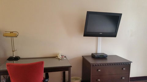 Budget Inn Orange - Click Find 9