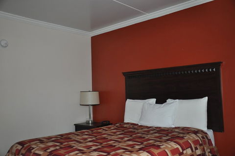 Budget Inn Orange - Click Find 8