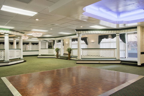 Ramada By Wyndham Roanoke - Click Find 9