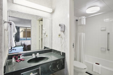 Ramada By Wyndham Roanoke - Click Find 5