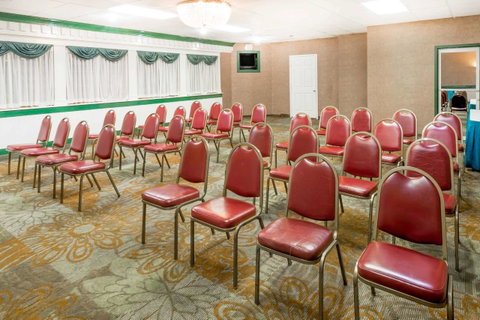 Ramada By Wyndham Roanoke - Click Find 20
