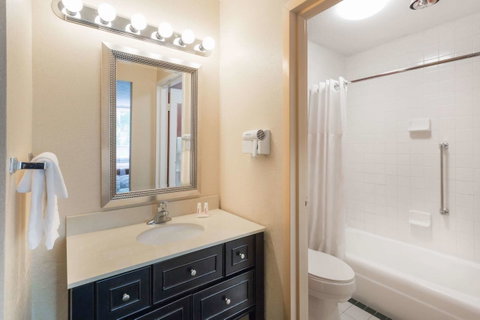 Ramada By Wyndham Roanoke - Click Find 14