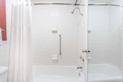 Ramada By Wyndham Roanoke - Click Find 19