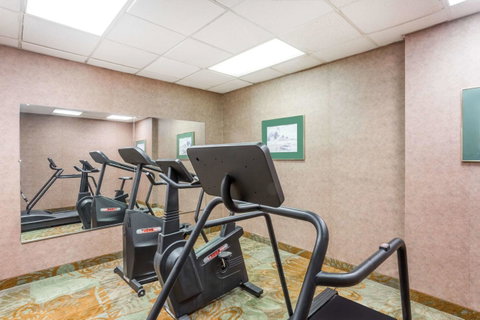 Ramada By Wyndham Roanoke - Click Find 16