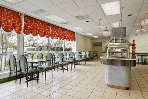 Ramada By Wyndham Roanoke - Click Find 11