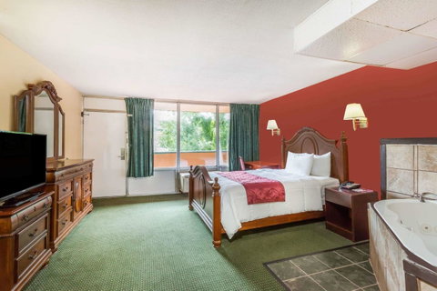 Ramada By Wyndham Roanoke - Click Find 15