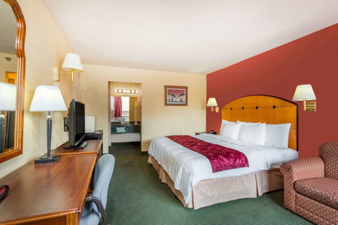 Ramada By Wyndham Roanoke - Click Find 26