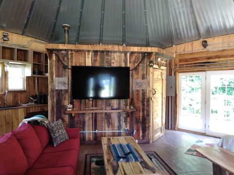 The Mountaineer - Rustic Mountain Yurt - Bet 4u 1