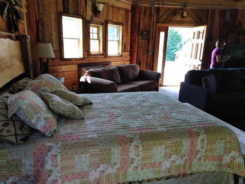 The Mountaineer - Rustic Mountain Yurt - Bet 4u 11