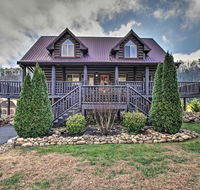 'Bear on the Stair' Smoky Mtn Cabin with Hot Tub