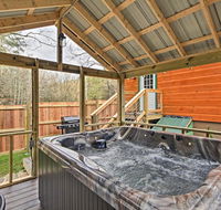 'Just Fur Relaxin' Sevierville Cabin with Hot Tub