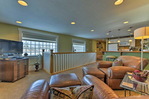 'The Loft On Center' Downtown Logan Apt. W/ Deck! - Bet 4u 2