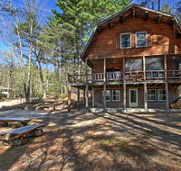 'Treehouse' Rustic Madison Cabin with Game Room Deck