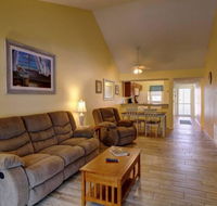 2nd FL 2 BR End Unit condo with Vaulted Ceilings in Plantation Golf Club