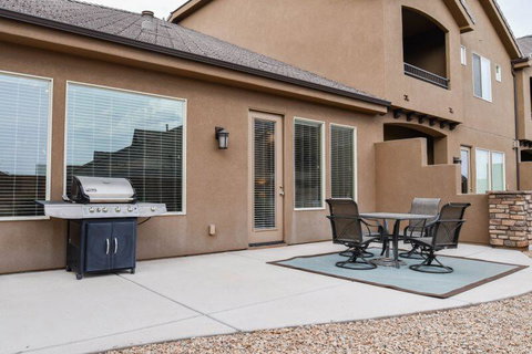 4246 Coral Ridge COZY, BEAUTIFUL TOWNHOME WITH LOTS OF ADDITIONAL PARKING! - Bet 4u 1