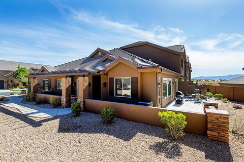 4246 Coral Ridge COZY, BEAUTIFUL TOWNHOME WITH LOTS OF ADDITIONAL PARKING! - Bet 4u 0