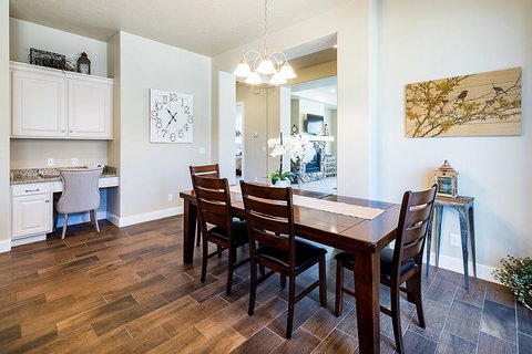 4246 Coral Ridge COZY, BEAUTIFUL TOWNHOME WITH LOTS OF ADDITIONAL PARKING! - Bet 4u 3