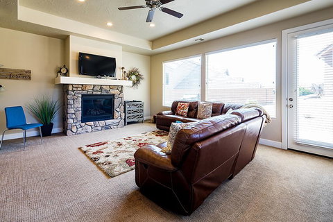 4246 Coral Ridge COZY, BEAUTIFUL TOWNHOME WITH LOTS OF ADDITIONAL PARKING! - Bet 4u 2