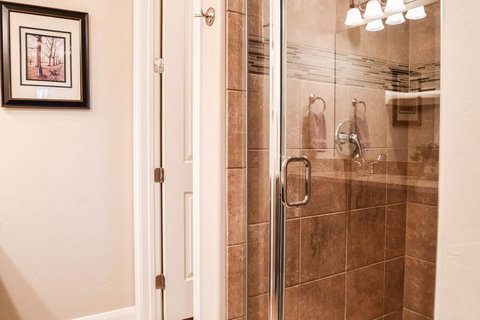 4283 Coral Ridge AIR HOCKEY, PS4, WII, ELECTRONIC DART BOARD, GAMES, AND MORE! - Click Find 2