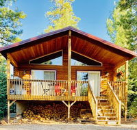 Adventure Awaits 3King Bed2Bath Log Cabin in heart of Duck Creek Village