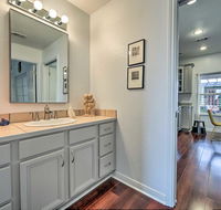 Apartment with Patio Near The River Walk and Alamo