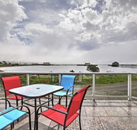 Bayside Garibaldi Townhome Close to Rockaway Beach