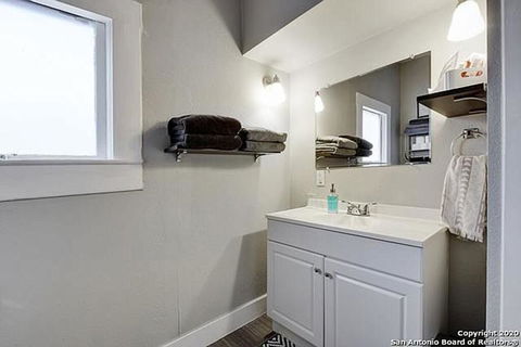 Beautiful Home In Historic Downtown San Antonio - Click Find 1