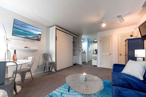 Beautiful Lake View Studio Condo The Shores - Click Find 0