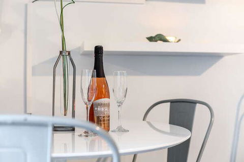 Beautiful Lake View Studio Condo The Shores - Click Find 3