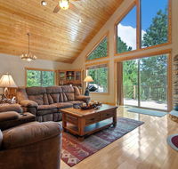 Black Pine Retreat- 5 Mins from Southgate of Yosemite