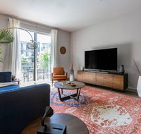 Black Swan - Heart of Downtown - Midcentury with Patio