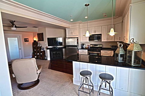 Blocks To America's Favorite Beach! Condo - Click Find 1