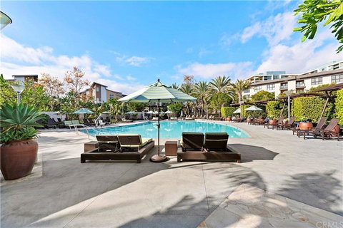 Brand New Condo With 5 Star Amenities - Bet 4u 3