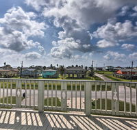Bright Surfside Beach House 2 Blocks to Ocean