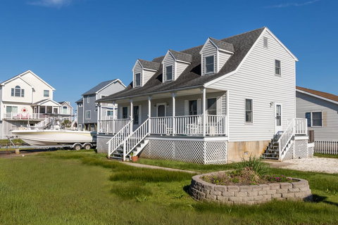 Canalside Comforts - Bet 4u 1