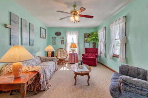 Canalside Comforts - Bet 4u 2