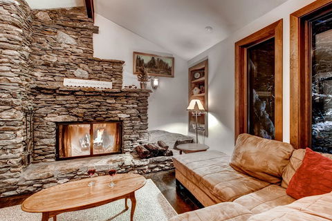 Cedar Rock Chalet - New Outdoor Hot Tub - 15 Min To Killington - Bridge Guide 3