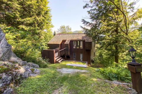 Cedar Rock Chalet - New Outdoor Hot Tub - 15 Min To Killington - Bridge Guide 0