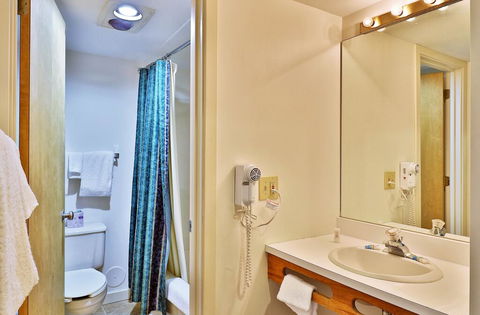 Cedarbrook Hotel Room W/2 Doubles 218 - Bet 4u 2