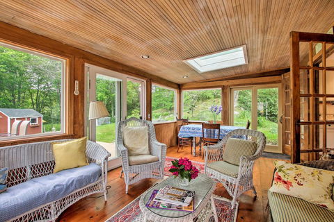 Charming 1860s Westerly Home W/ Deck + Grill! - Bet 4u 1