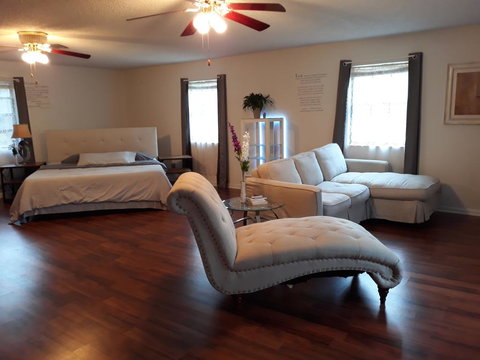 COZY RETREAT IN THE CITY - Bet 4u 0