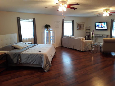 COZY RETREAT IN THE CITY - Bet 4u 3