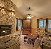 Creekside Lodge w Views by Hosteeva