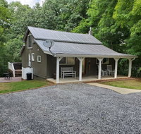 Cute Cottage Above The Creek Farmhouse