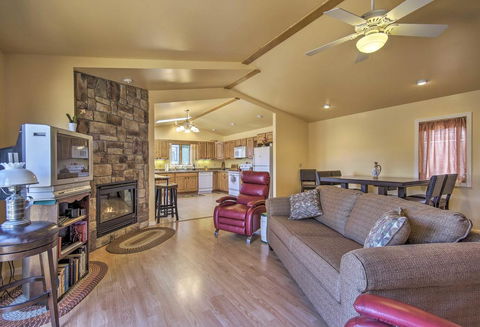 Deep Creek Lake Townhome With Deck & Water Views - Click Find 2