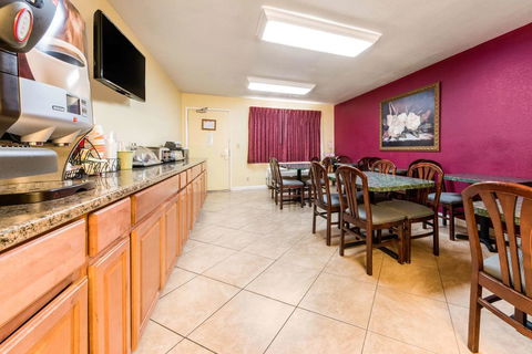 Econo Lodge - Click Find 2